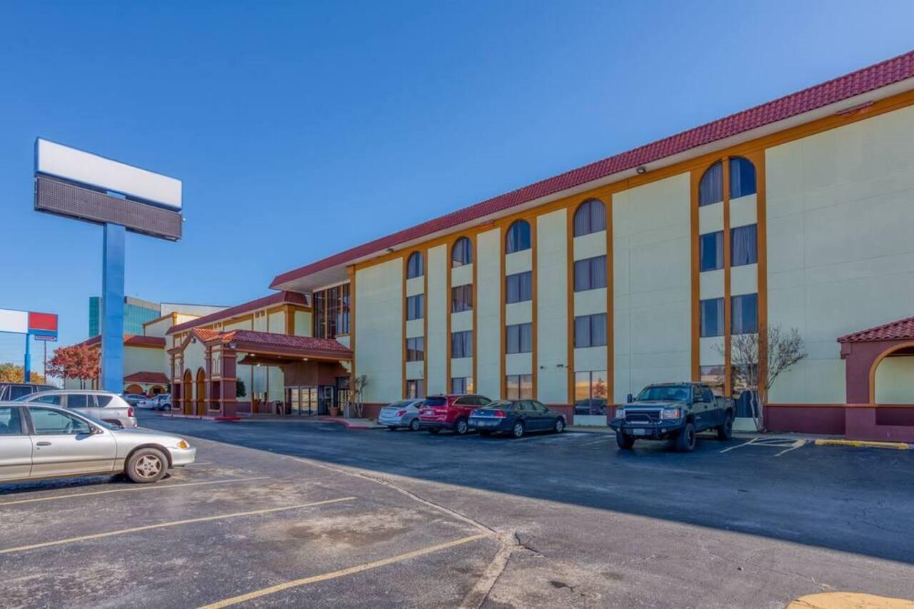 Oyo Hotel Tulsa I-44 Midtown Екстериор снимка