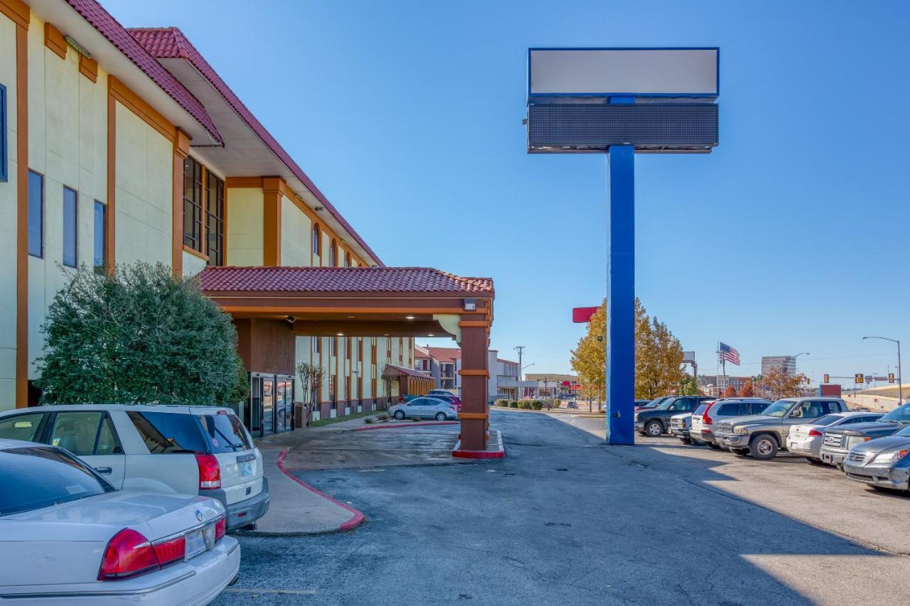 Oyo Hotel Tulsa I-44 Midtown Екстериор снимка